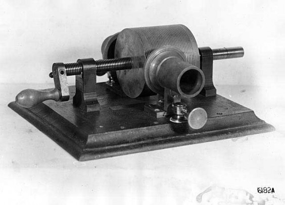 Edison 1877 cylinder phonograph - photo. Photo Library of Congress