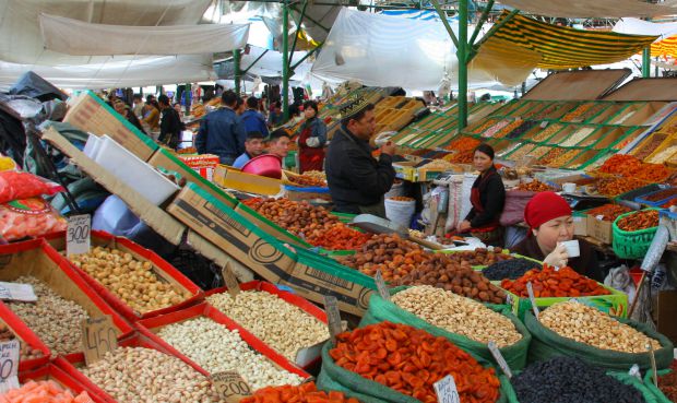 Osh_Bazaar_in_Bishkek,_Kyrgyzstan-_dried_fruits_and_nuts