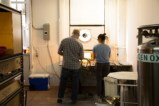 Jim Loewer teaching a glassmaking lesson 