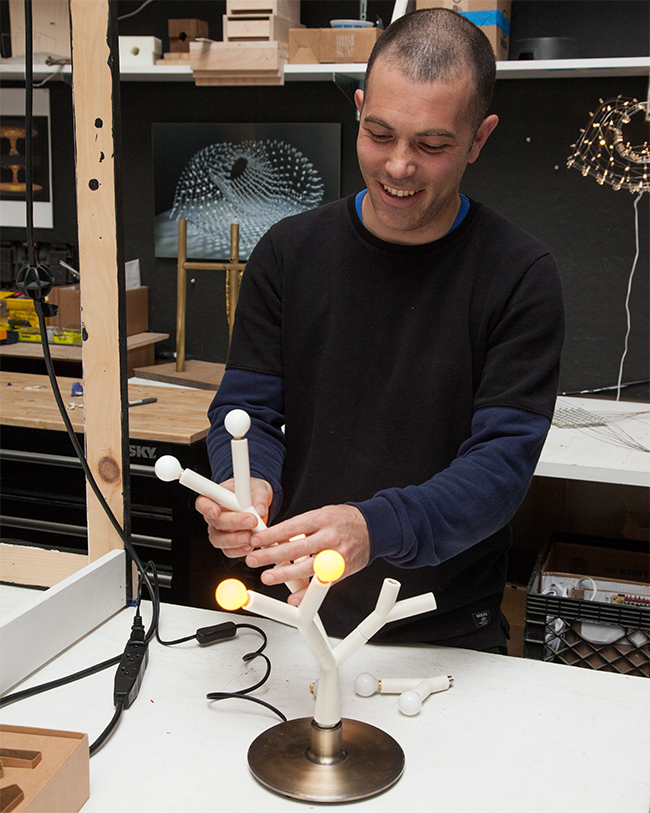 Designer Jason Krugman demonstrating the Splyt Lamp